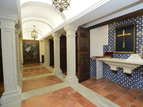 zaguán de entrada de la casa, con las columnas y el suelo de barro