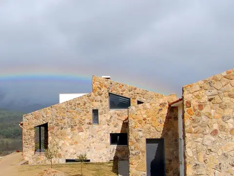 el edificio de piedra del Monasterio de la Conversión en la finca Fontenillas de Sotillo de la Adrada, con la sierra al fondo