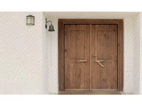 puerta de madera de entrada del monasterio