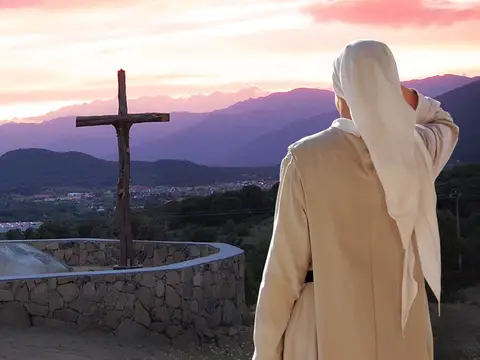 la cruz del monasterio al atardecer, sobre el valle del Tiétar