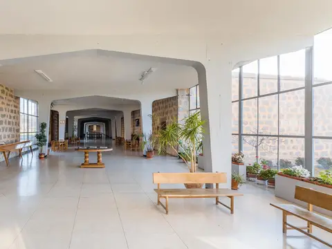 galería de paso de la residencia, con los ventanales al patio