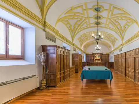 salón noble del monasterio, con el artesonado pintado