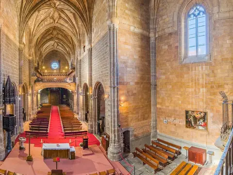 interior de la iglesia del monasterio, con el sepulcro del príncipe don Juan