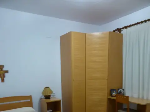 habitación de huéspedes con dos camas y armario