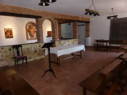 capilla de la casa, con iconos y atril
