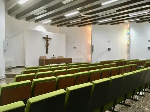 salón grande con capilla