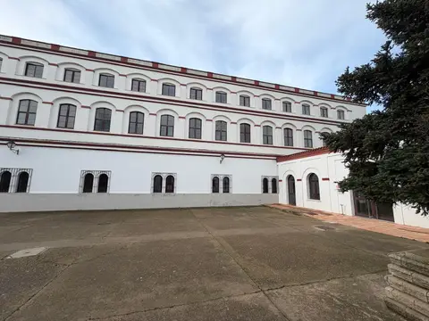 exterior del edificio y patio