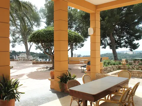 terrazas y jardín con vistas al mar