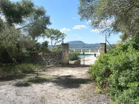 entrada a la casa de colonias del Puig de Sant Miquel, con la piscina al fondo y vistas al pla