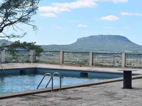 piscina de la casa de colonias, con el Puig de Randa al fondo
