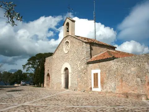 la ermita y las dependencias anejas (antigua casa de los ermitaños) desde la explanada