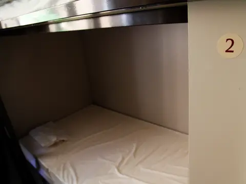 litera del dormitorio, con su cortina y su número