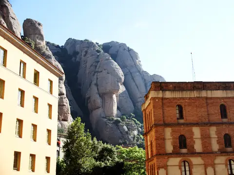entorno (el macizo de Montserrat desde el albergue)