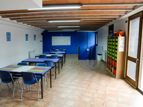 zona común (sala de trabajo con mesas)