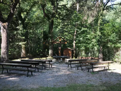 capilla exterior en el bosque