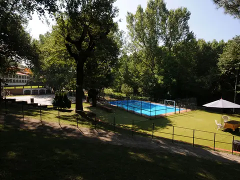 entorno (jardín con piscina)