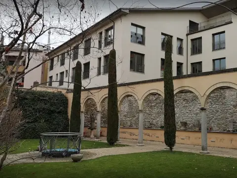 fachada (edificio de la casa desde el jardín con la arcada)