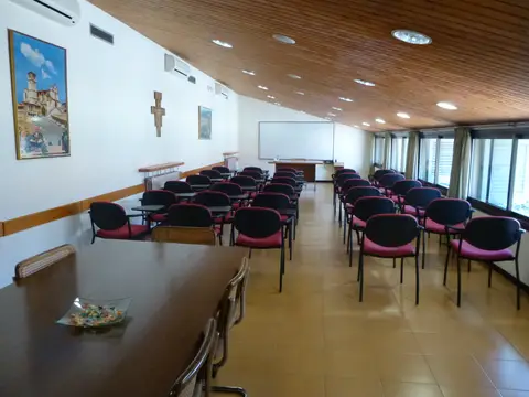 zona común (sala de conferencias)