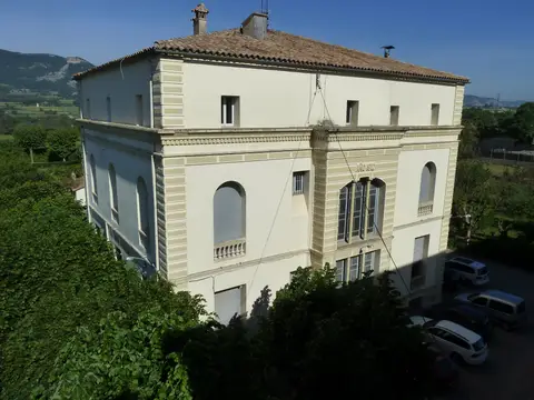 exterior (edificio y entorno de Osona)