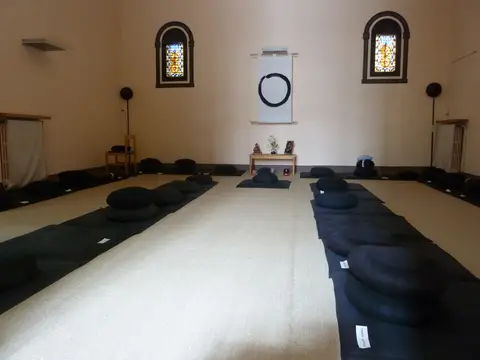 zona común (sala de meditación con zafus)