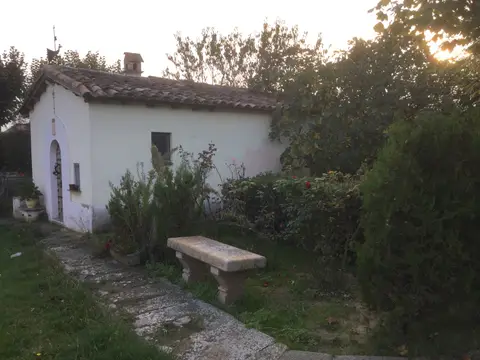 entorno (jardín con la ermita)