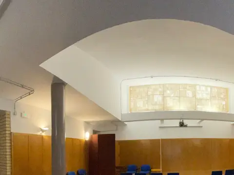 zona común (sala grande con vidriera)