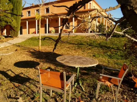 fachada (edificio desde el jardín)