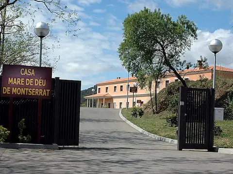 entrada (verja con el rótulo Casa Mare de Déu de Montserrat)