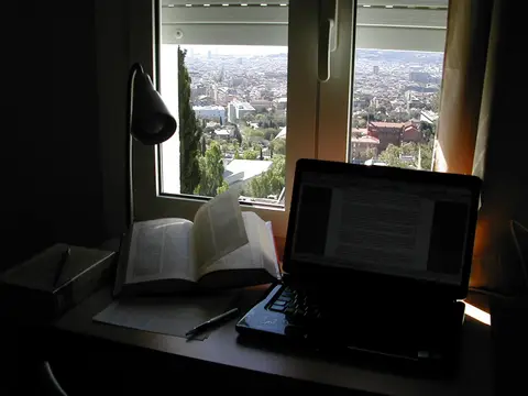 habitación (escritorio con vistas a la ciudad)