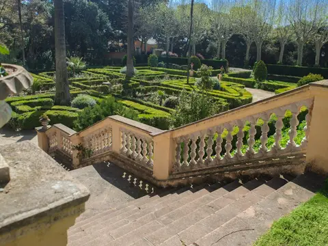 entorno (escalinata y jardín)