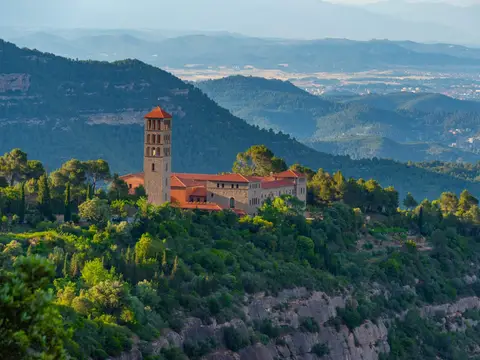 exterior (el monasterio sobre el valle)