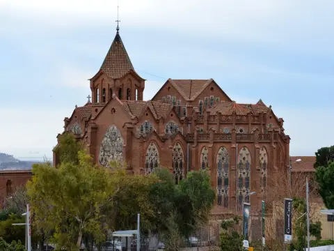 fachada (iglesia y monasterio modernista de Bernardí Martorell)