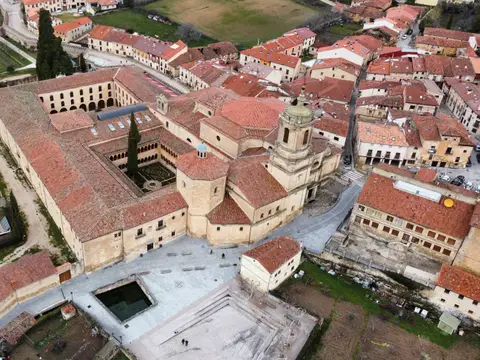 vista aérea del conjunto de la abadía con el claustro y la iglesia
