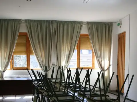 sala multiusos con mesas y sillas