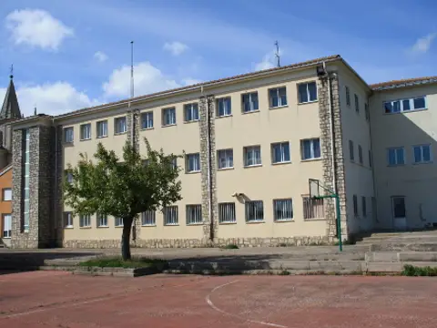 edificio del albergue (antiguo colegio) y las canchas