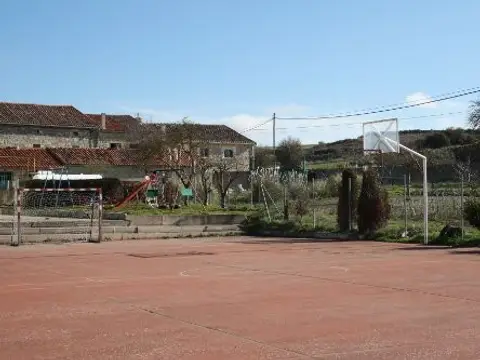 canchas deportivas y zona recreativa infantil