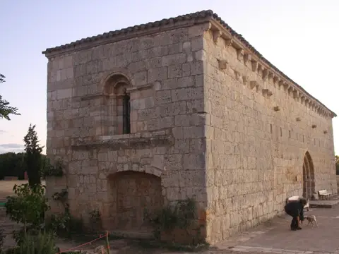 la ermita-hospital de San Nicolás, sola en el campo junto al Camino