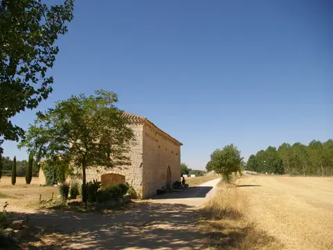 la ermita desde el camino, con el puente Fitero al fondo