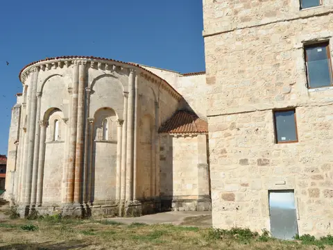 ábsides de la iglesia y bloque de dependencias del monasterio, donde está el albergue