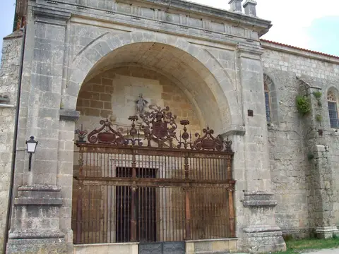 pórtico y reja de la capilla de San Nicolás de Bari