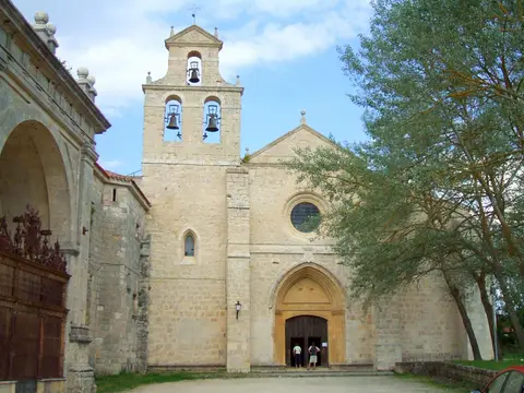 espadaña y puerta de la iglesia del monasterio