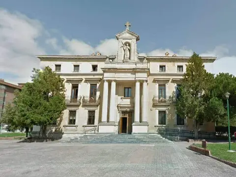 exterior del edificio del albergue desde el jardín