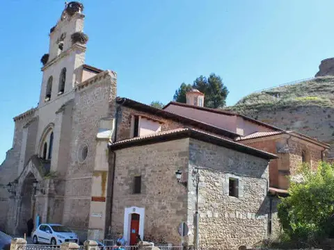 el albergue parroquial, el edificio de piedra con la puerta roja adosado a la iglesia de Santa María