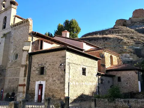 el albergue y la iglesia bajo el cerro del castillo de Belorado