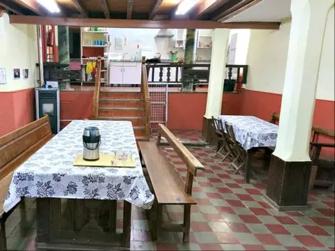 comedor común del albergue con sus mesas corridas