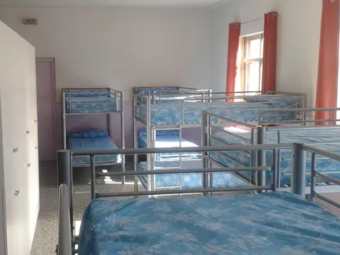 dormitorio con literas y armarios