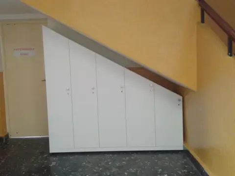 pasillo interior con la puerta de la enfermería