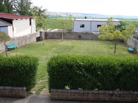 parcela exterior de la casa con el valle del Ubierna al fondo