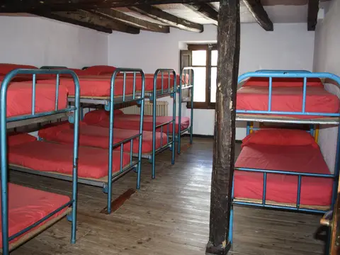 habitación de literas bajo vigas de madera