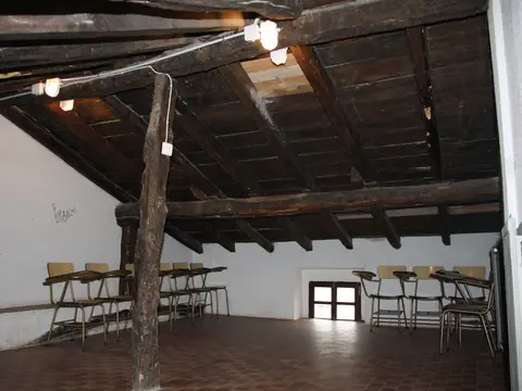 sala de juegos del ático, con el maderamen a la vista